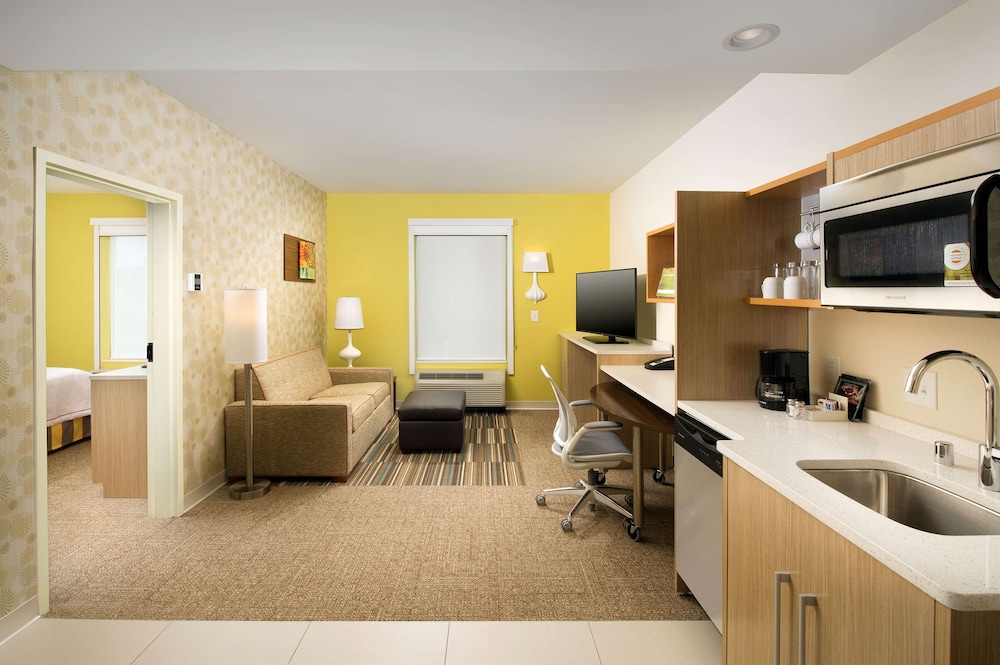 Suite, 1 King Bed, Accessible (Hearing)