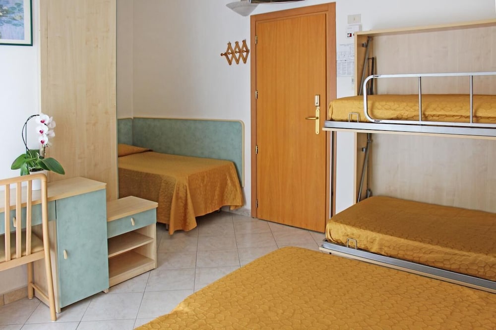 Quadruple Room - Photo 10