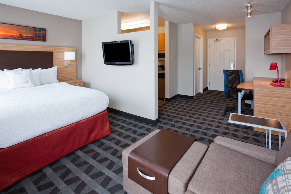 Studio, 1 Queen Bed with Sofa bed (Mobility Accessible, Roll-In Shower)