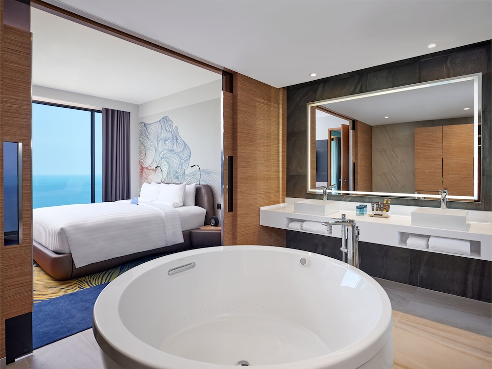 Marina Bay Suite, Living Room, Lounge Access, Balcony, Sea View - 1 king bed - Photo 6