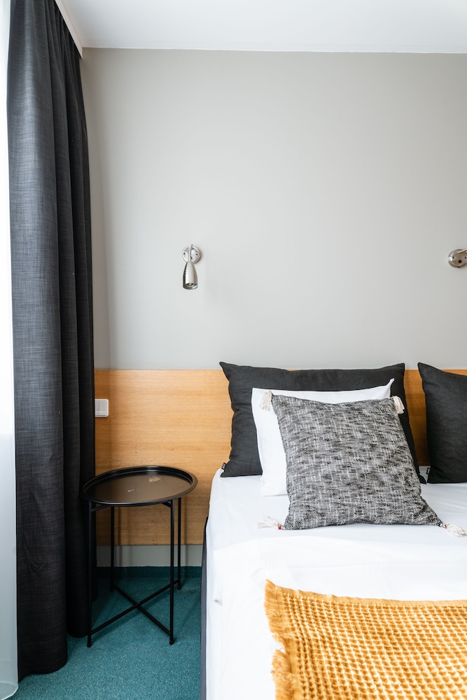 Standard Double or Twin Room - Photo 12