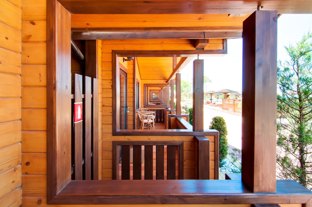 Bungalow, 1 King Bed, Non Smoking, Pool View photo 2