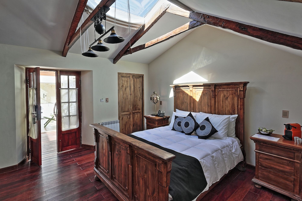 Superior Suite, 1 Queen Bed, Club Lounge Access, Courtyard Area