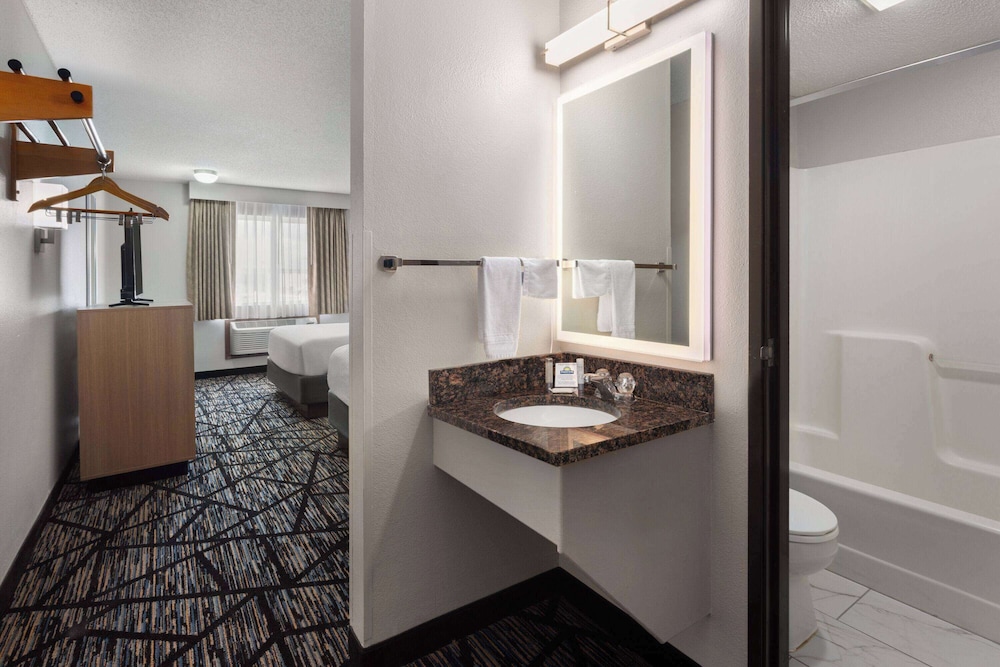 Standard Room, 2 Queen Beds - Photo 2