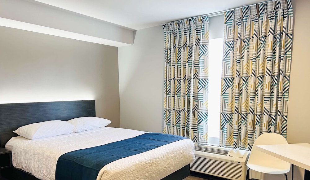 Standard Room, 1 King Bed, Accessible, Non Smoking photo 3