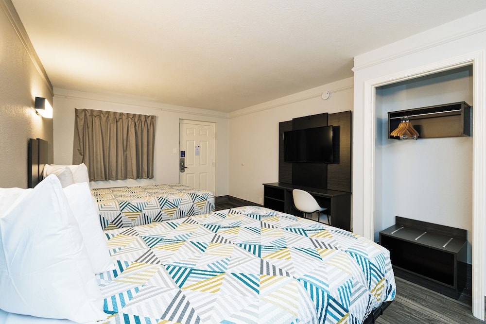 Standard Room, 2 Double Beds, Smoking - Photo 3