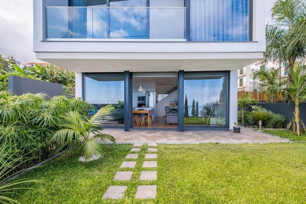 Villa photo 2