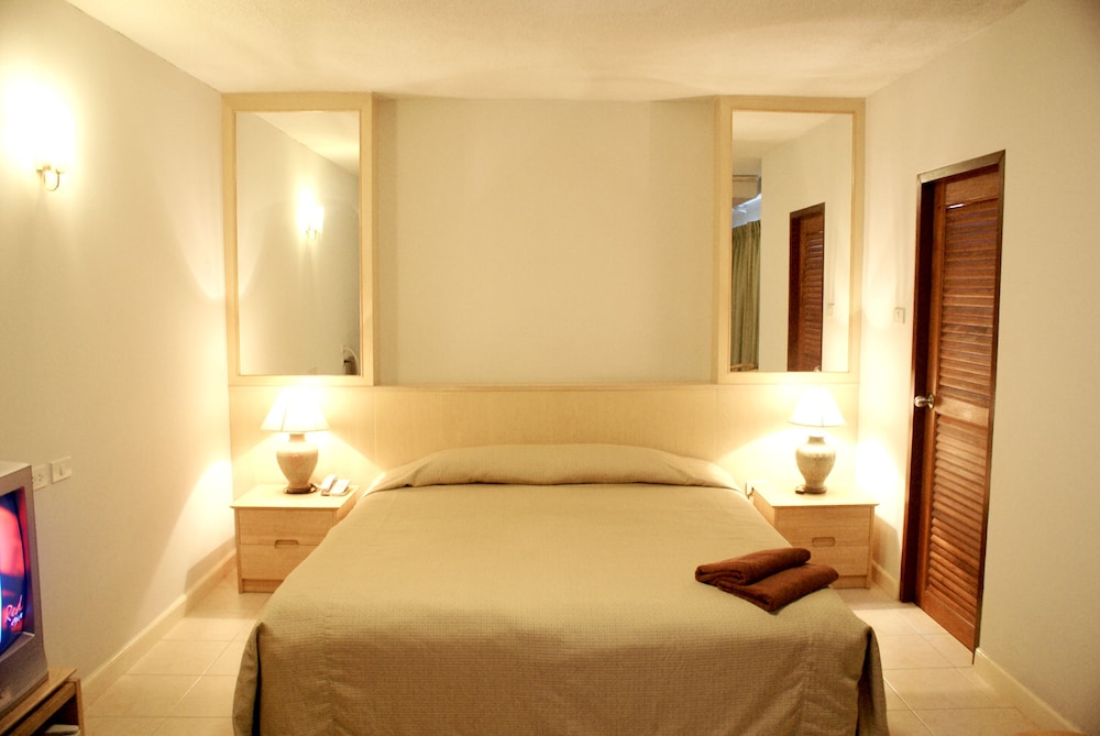 Standard Diamond King Bed photo 1