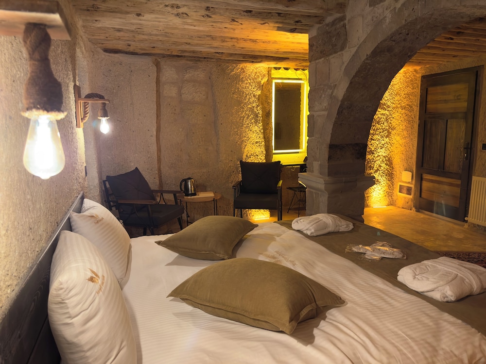 Deluxe Room - Photo 8