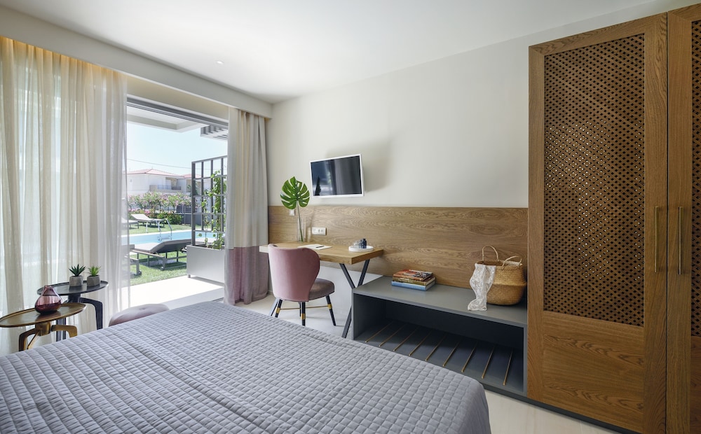 Deluxe Suite, Pool View photo 3