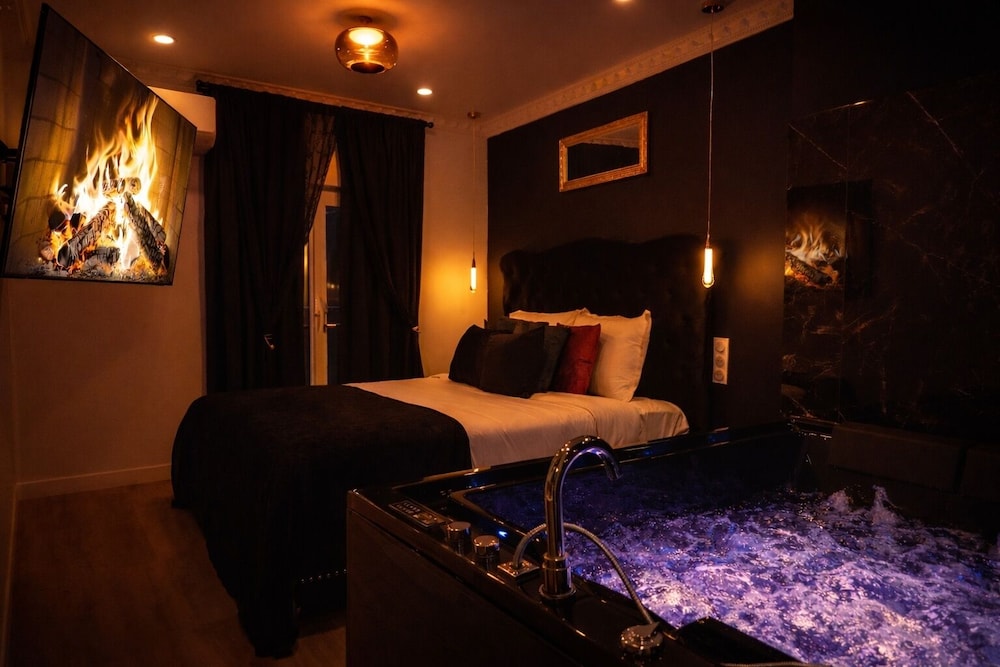 Room with Jacuzzi and Sauna