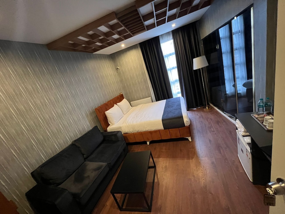 Luxury Studio Suite, 1 King Bed, Non Smoking photo 1