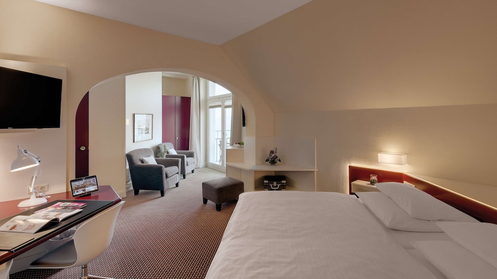 Deluxe Room, 1 Queen Bed, Balcony, River View photo 3