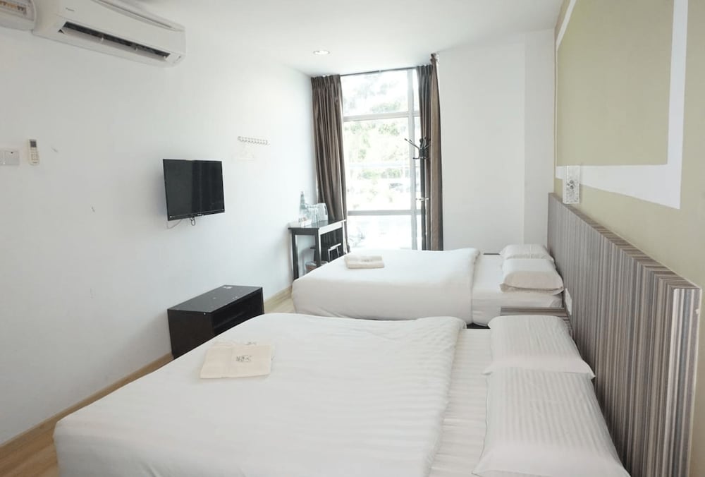 Family Quadruple Room, 2 Queen Beds, City View photo 2