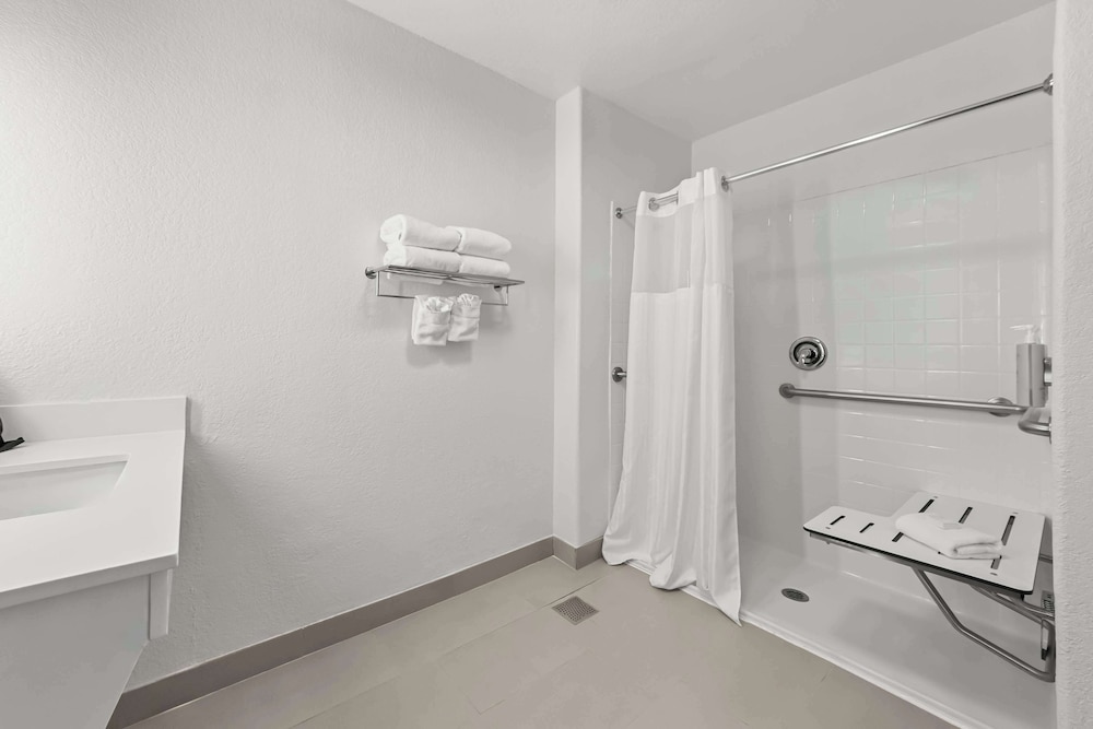 Room, 2 Queen Beds, Accessible (Mobility & Hearing, Roll-in Shower) - Photo 4