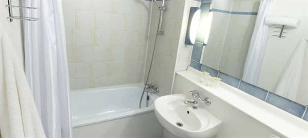 Standard Room, Multiple Beds - Photo 7