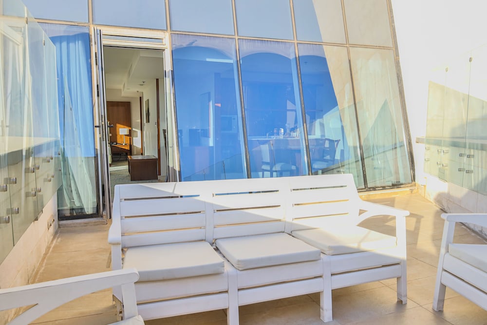 Executive Suite - Photo 4