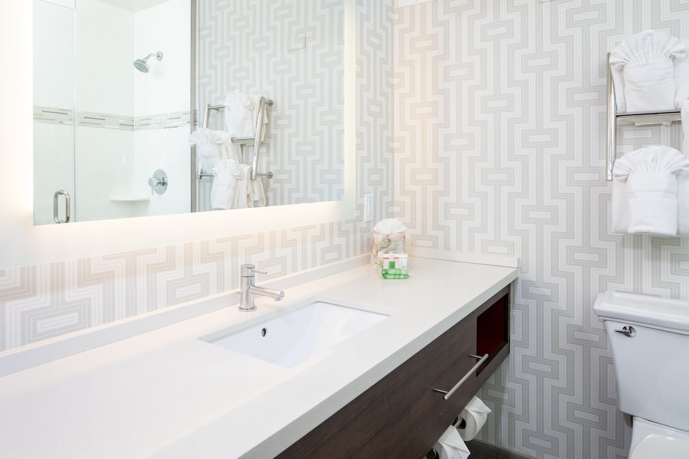 Standard Room, 2 Queen Beds, Accessible (Accessible Tub), photo 6