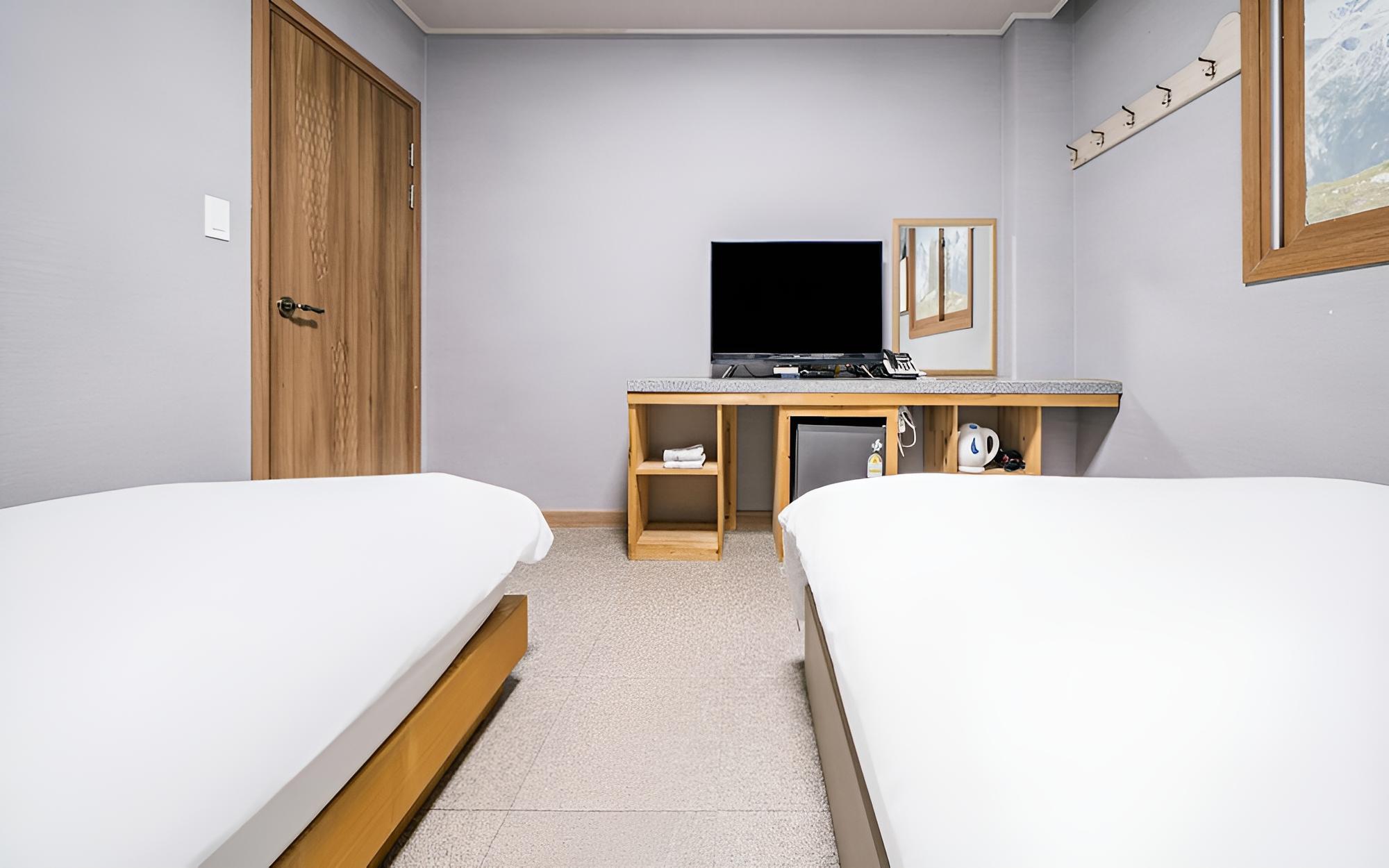 Room (Twin) - Photo 4