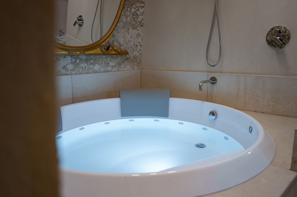 Deluxe Double Room, Hot Tub, Garden View (Camera delle Acque) - Photo 20