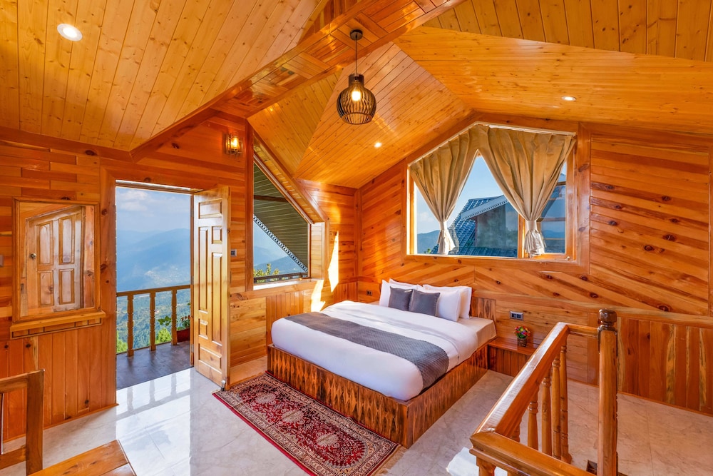 Family Room, Balcony, Mountain View photo 2