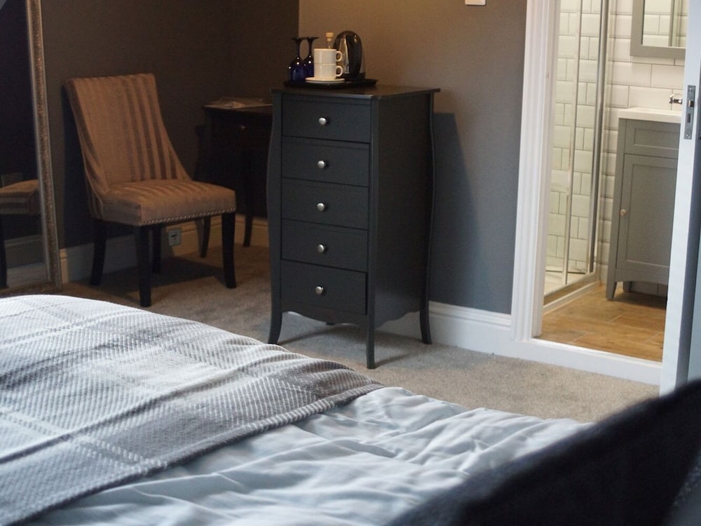 Deluxe Suite, Ensuite photo 3