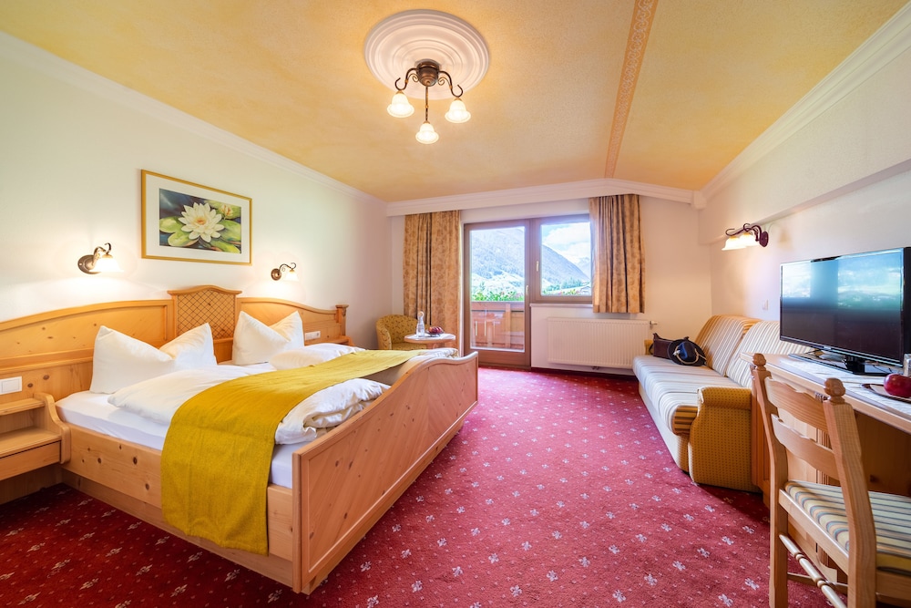 Premium Double Room, 1 King Bed with Sofa bed, Non Smoking (Doppelzimmer Gletscherblick) photo 1