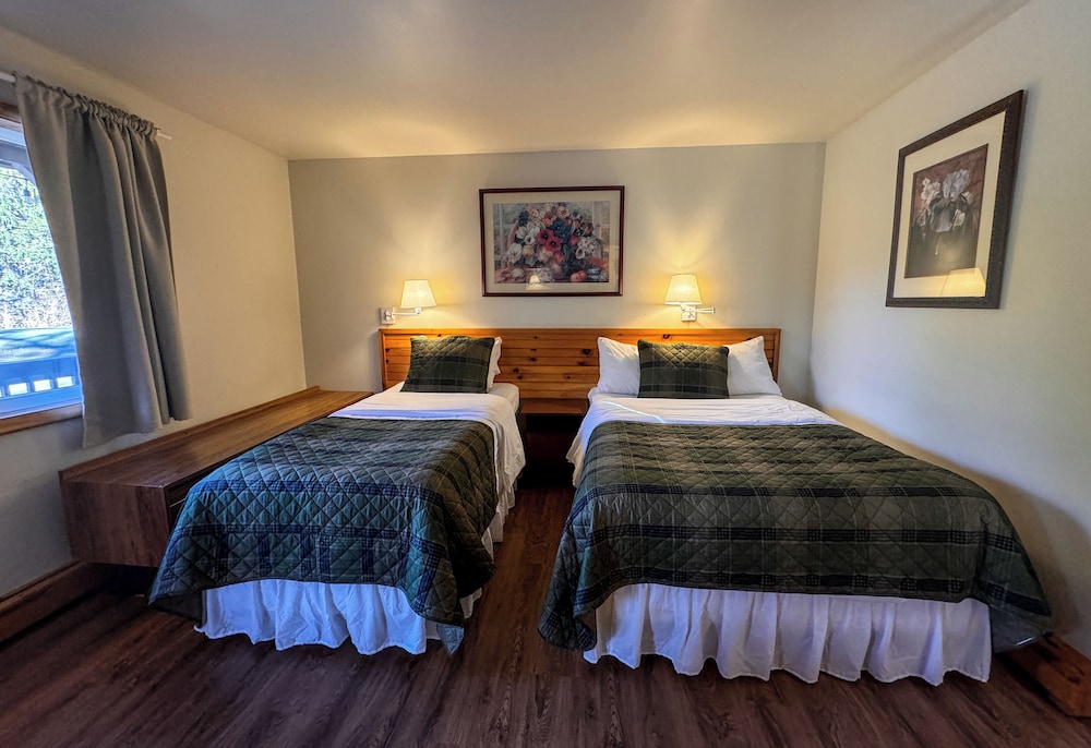 Room, 1 Full and 1 Twin Bed photo 3