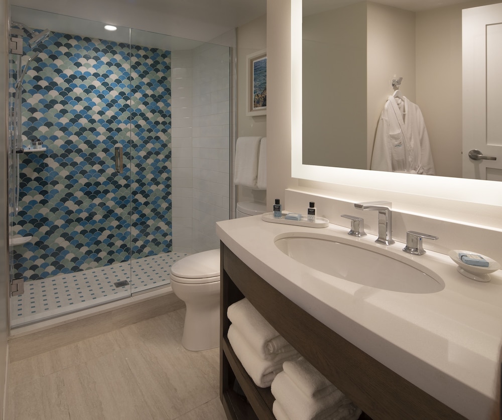 Suite, 2 Queen Beds, Partial Ocean View photo 2