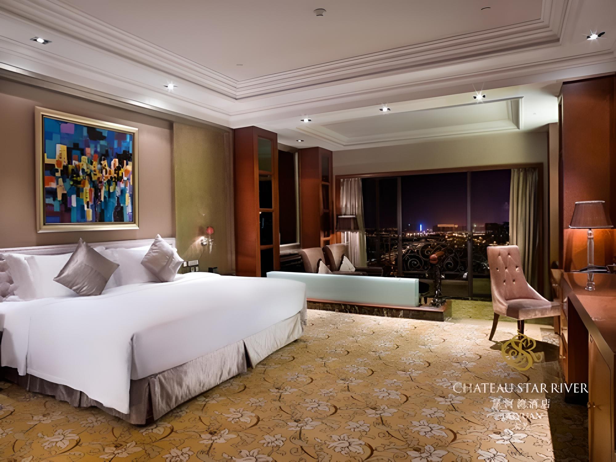 Business Room, 1 King Bed, Pool View photo 3