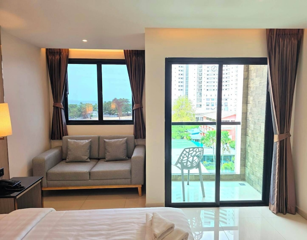 Deluxe King Sea View Room with Balcony - Photo 4