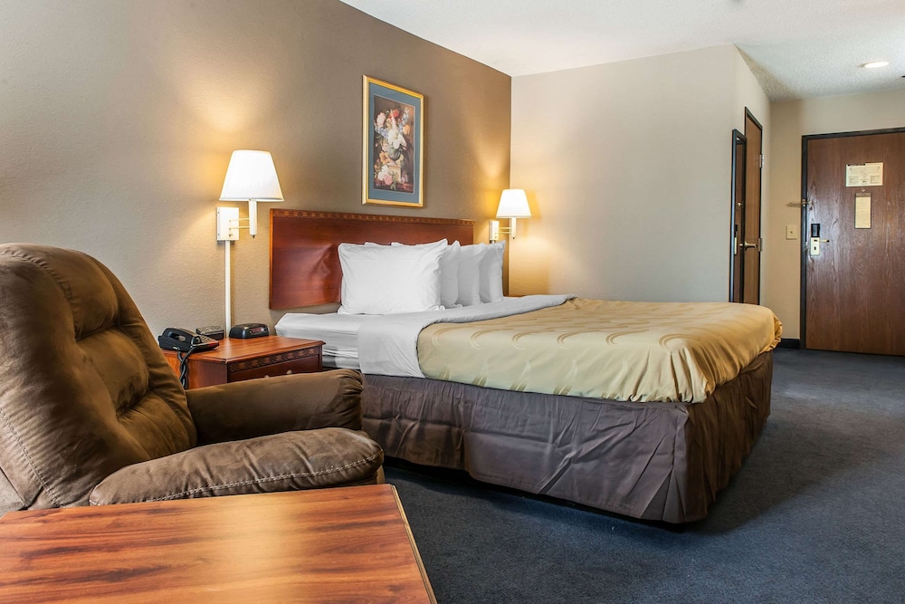 Standard Room, 1 King Bed, Non Smoking - Photo 2