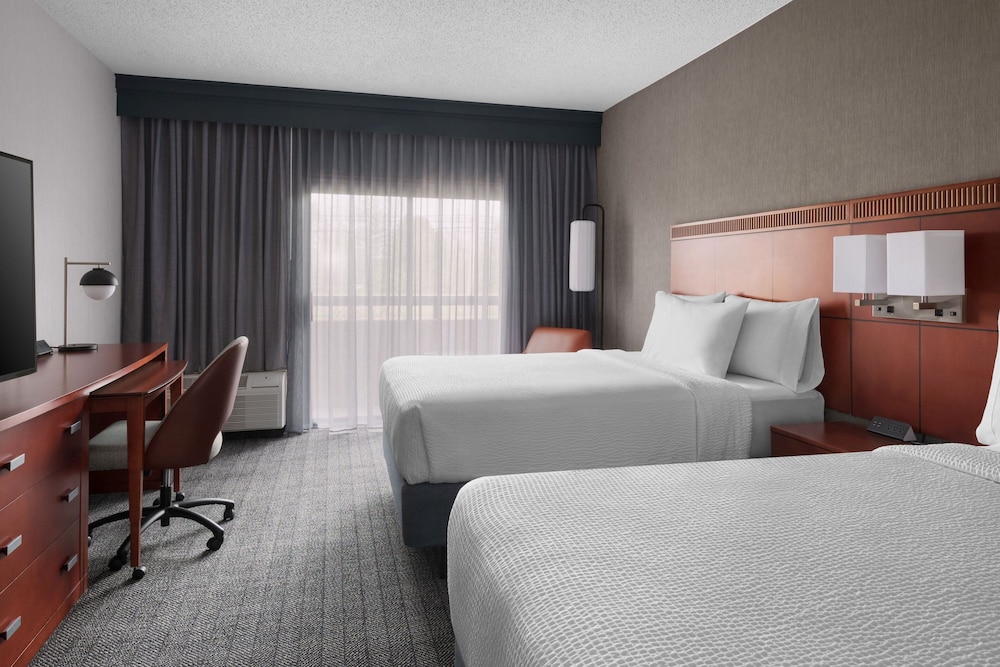 Room, 2 Queen Beds, Non Smoking (Mobility/Hearing Access, Roll-In Shwr) - Photo 3