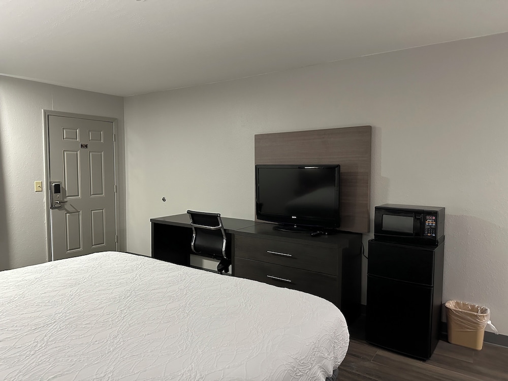 Deluxe Room, 1 King Bed, Smoking, Ground Floor