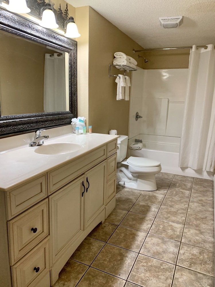 Deluxe Suite, 2 Queen Beds - Photo 6