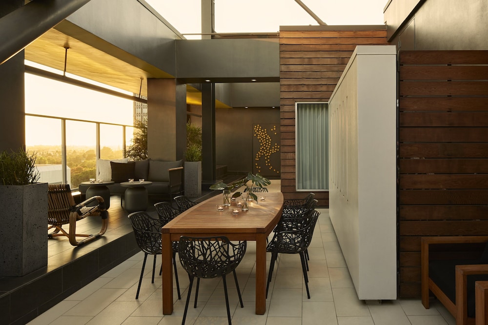 Penthouse, 1 King Bed (Wilshire)
