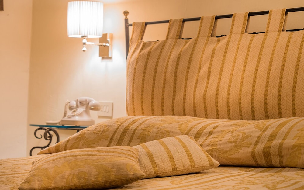 Standard Double or Twin Room - Photo 10