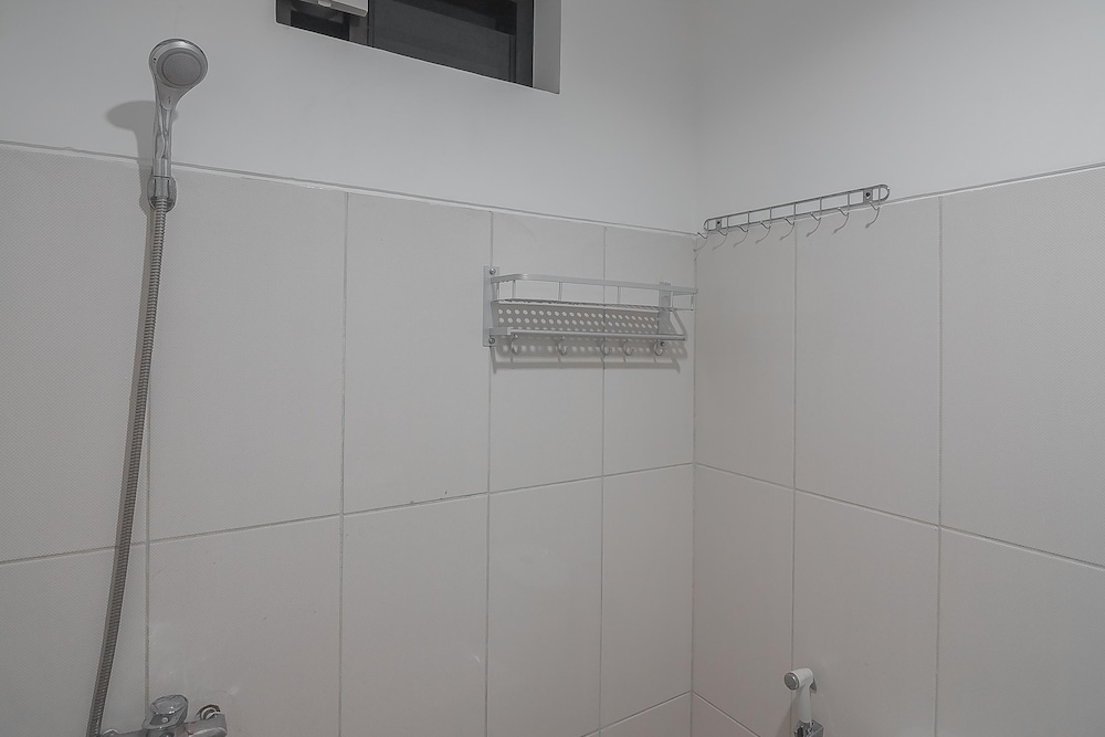 Double Room (Reddoorz) photo 3