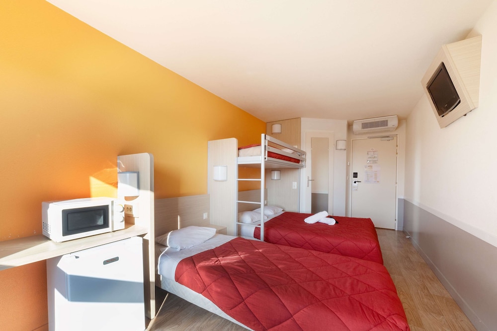 Standard Room, Multiple Beds (1 Double bed and 2 Single beds) - Photo 1
