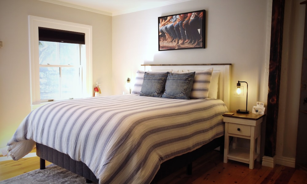 Suite 9 Denim Den photo 2