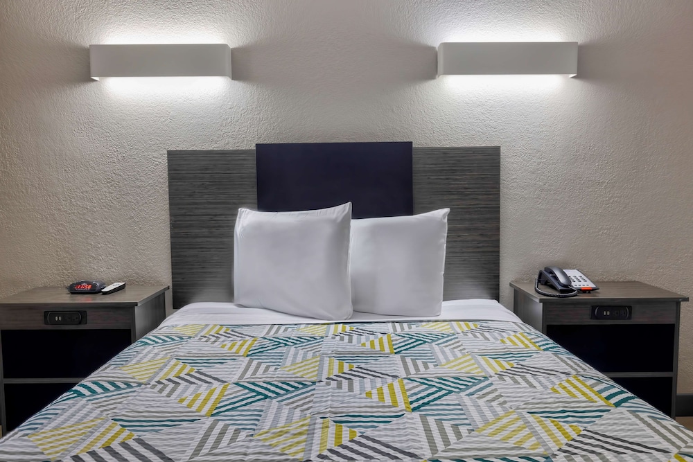 Deluxe Room, 1 Queen Bed, Smoking, Kitchenette - Photo 8