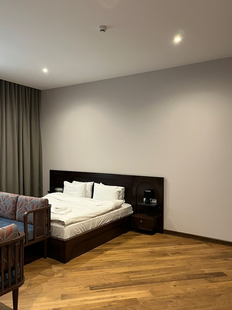 Suite - Photo 1