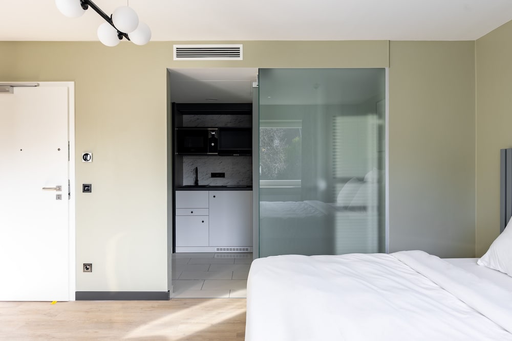 Large Studio with Kitchenette - Photo 3