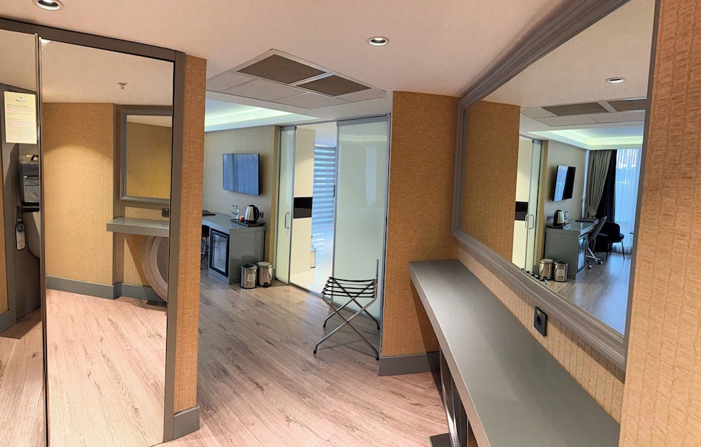 Junior Suite, Partial Sea View photo 3