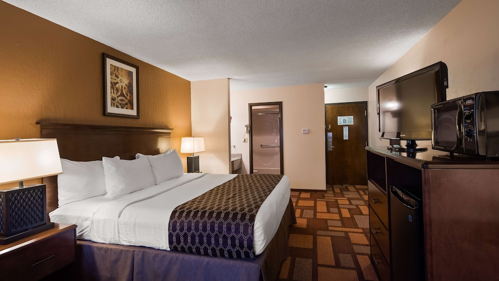 Suite, 1 King Bed, Non Smoking, Refrigerator & Microwave - Photo 3