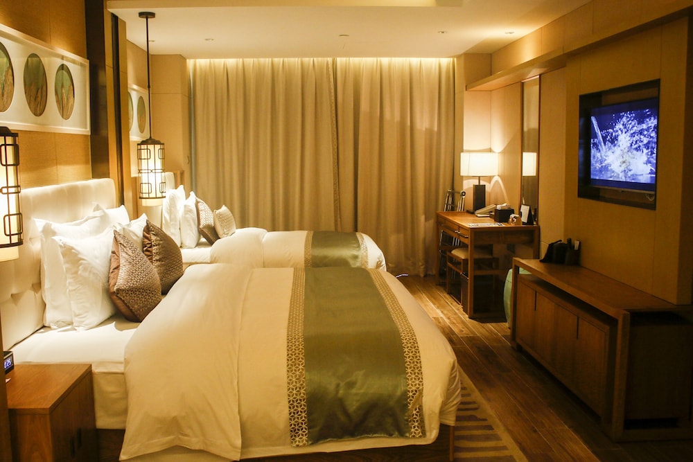 Peninsula Garden View Suite