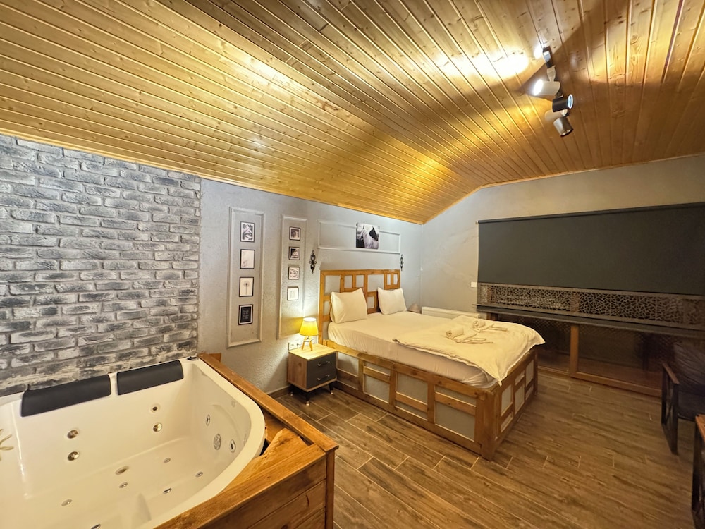 202 - Deluxe Jakuzili Somineli Nehir ve Dag Manzarali