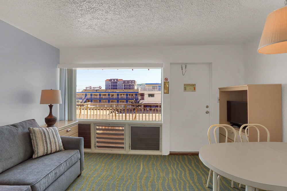 Deluxe Room, 1 Queen Bed with Sofa bed, Kitchenette photo 1