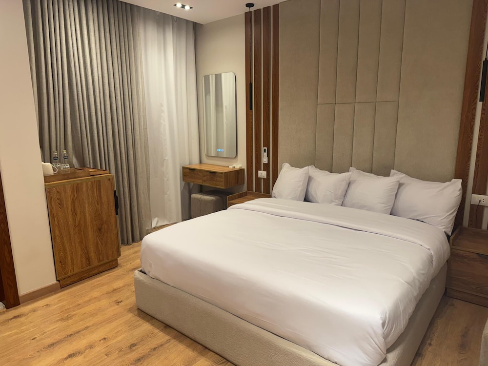 Superior Suite with Balcony Side Pyramid View