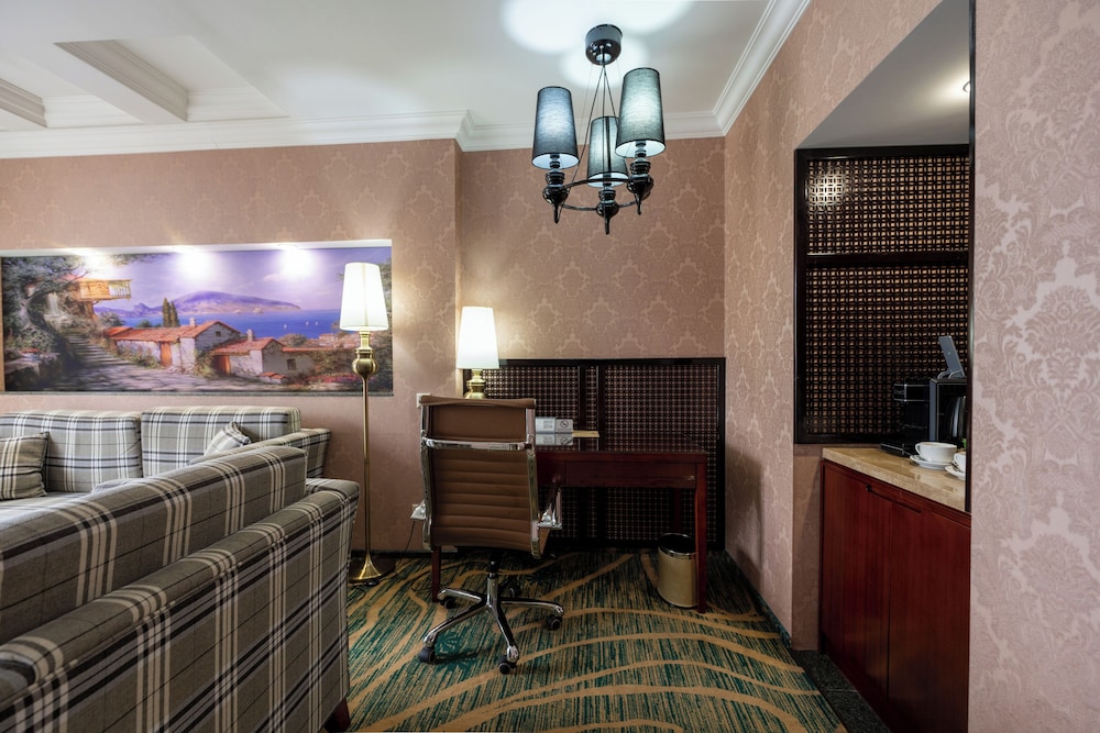 Suite - Photo 3